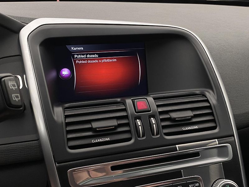 Volvo XC60 D5 AWD R-DESIGN AUT REZERVACE - fotka 48 z 52