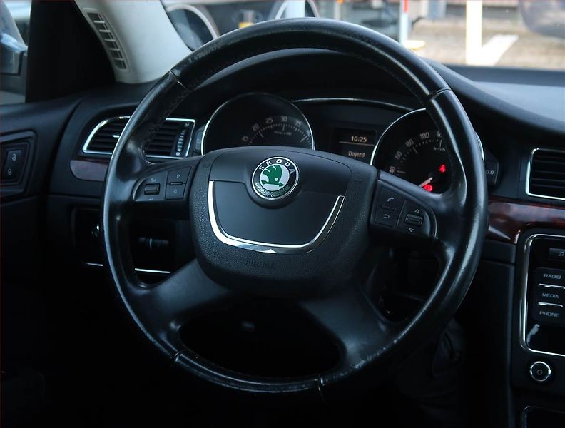Škoda Superb (2009) Ambition Plus 2.0 TDI, Xenony - fotka 16 z 20