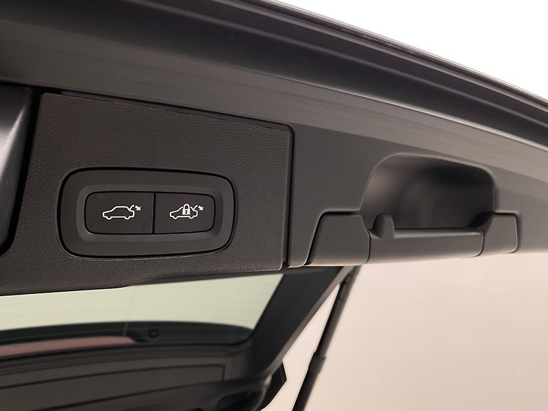 Volvo XC60 T8 AWD RECHARGE PLUS DARK CZ - fotka 32 z 66