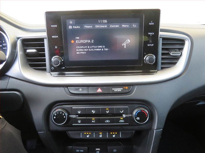 Kia Ceed (2022) Silver 1.5 T-GDI MHEV - fotka 12 z 16