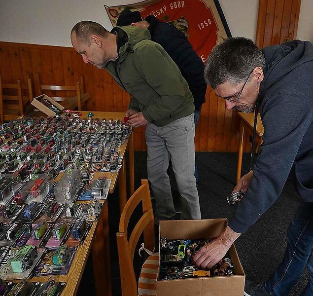 V prostorách budovy jirkovské hasičské zbrojnice se konala burza autíček a hraček.