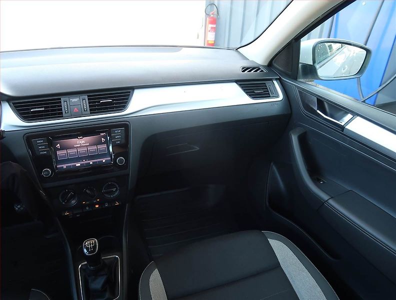 Škoda Rapid (2017) 1.0 TSI, Park. senzory - fotka 8 z 19