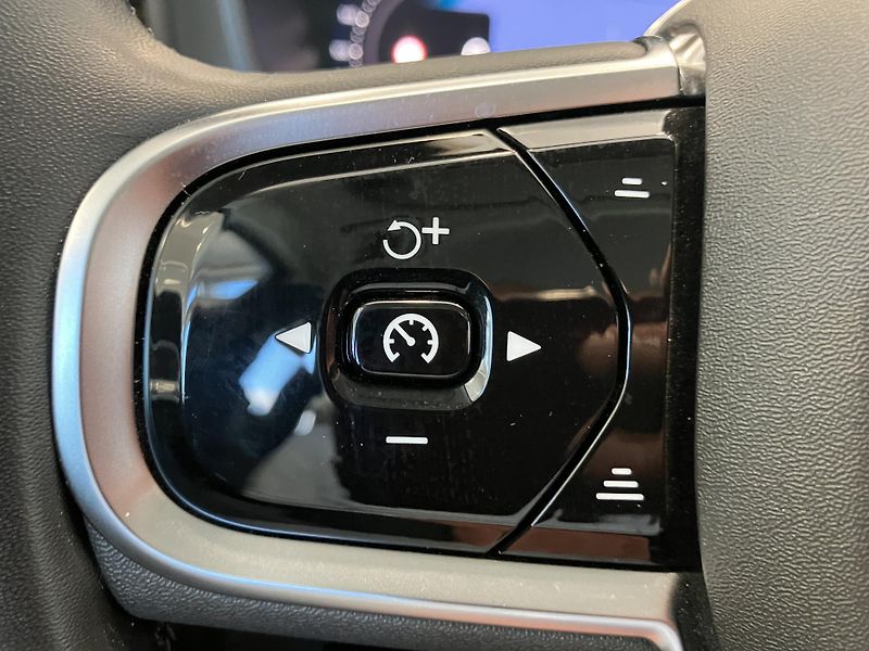 Volvo XC60 B4 AWD PLUS DARK AT8, ČR - fotka 20 z 41