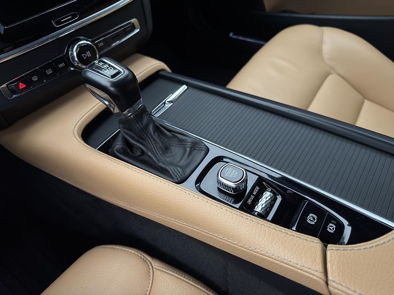 Volvo V90 D4 MOMENTUM PRO POLESTAR AUT - fotka 27 z 47