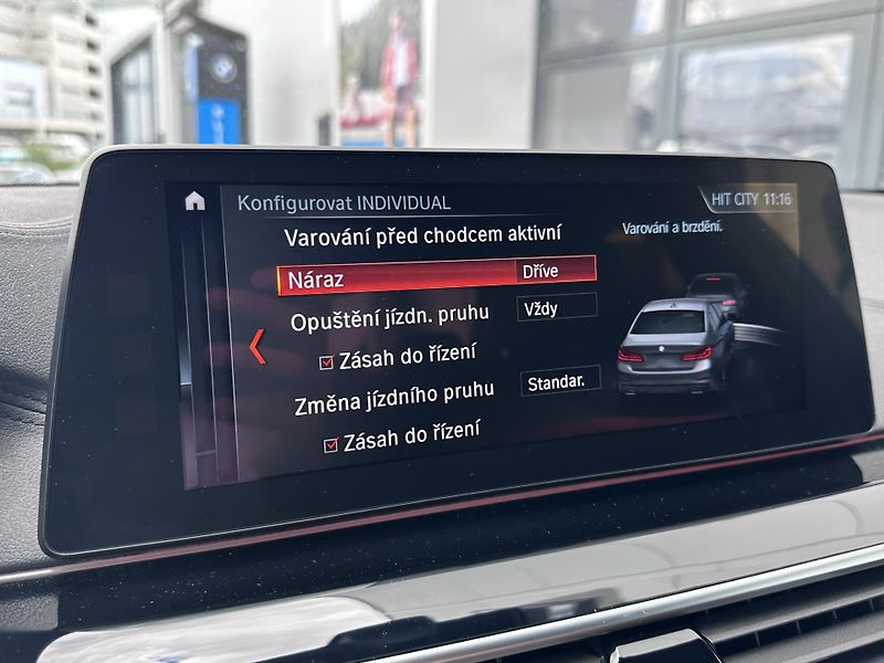 BMW Řada 5 M550d xDrive - fotka 21 z 33