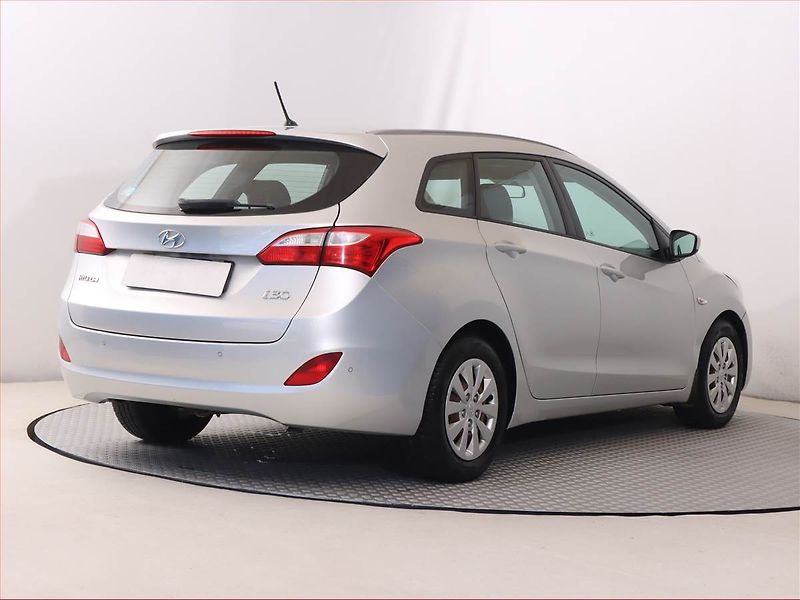 Hyundai i30 (2016) Comfort 1.6 CRDi, Serv.kniha - fotka 5 z 16