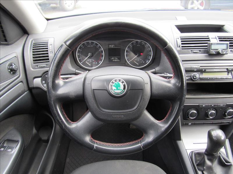 Škoda Octavia 1,6 TDi 77kW Sedan - fotka 12 z 30