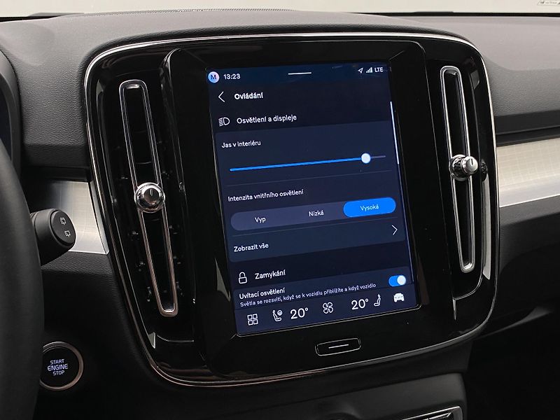 Volvo XC40 (2026) B3 AUT DARK PLUS - fotka 49 z 60