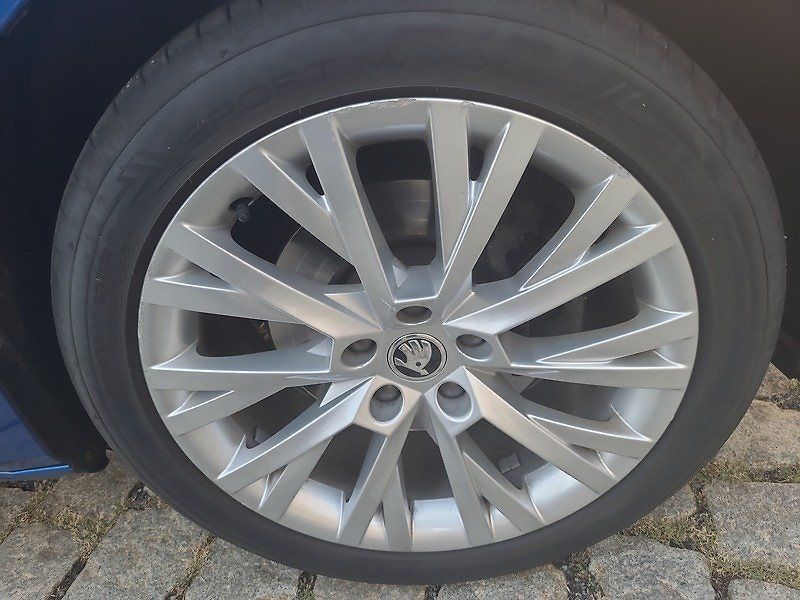 Škoda Superb Combi 2.0 TDI DSG - fotka 49 z 69