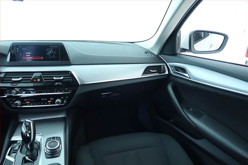 BMW Řada 5 (2018) 520d xDrive, 4X4, Automat - fotka 8 z 25