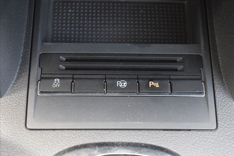 Volkswagen Touran 1,4 i 103KW AUTOMAT TAŽNÉ NAVI - fotka 35 z 44