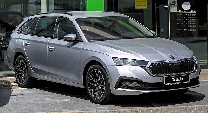 Deštník, který je ve výbavě vozů Škoda Fabia, má svou schránku pod sedadlem spolujezdce.
