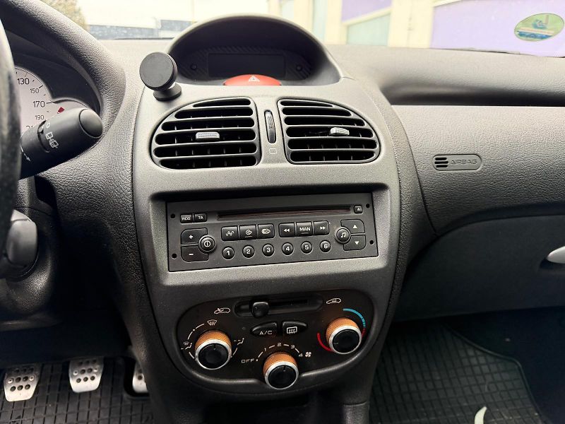 Peugeot 206 1,4i / 55 kW / sada pneu  - fotka 19 z 21