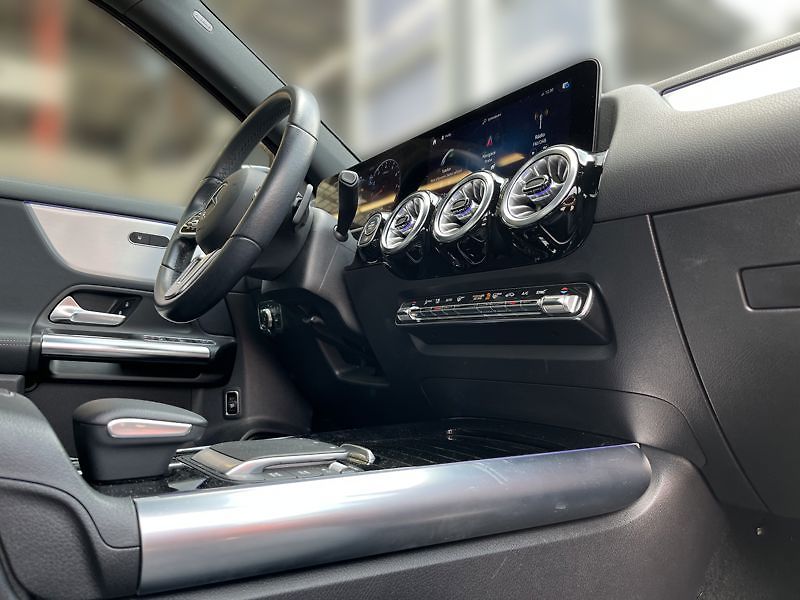 Mercedes-Benz GLA 250 4MATIC Urban Keyless LED - fotka 17 z 21