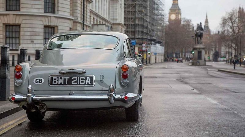 Aston Martin DB5 z filmů o Jamesi Bondovi