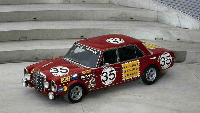 Mercedes-Benz AMG 300 SEL 6.8 „Rudá svině“.