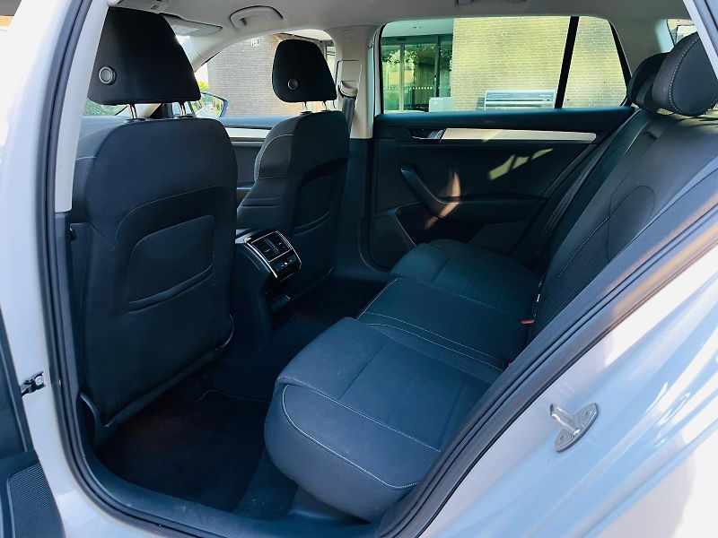 Škoda Superb 2.0TDI 1MAJITEL TAŽNÉ SERVISKA - fotka 33 z 44