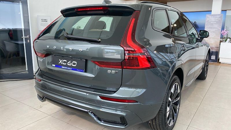 Volvo XC60 (2026) PLUS DARK, B5 AWD, 184+10 kW / - fotka 6 z 13