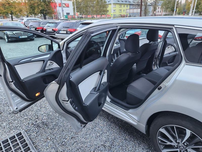 Toyota Avensis 2.0 D-4D Navi Kamera  - fotka 9 z 18