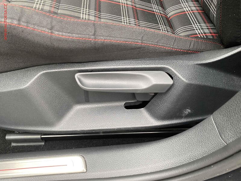 Volkswagen Golf (2015) 2.0 TFSi, GTi, DSG - fotka 14 z 18