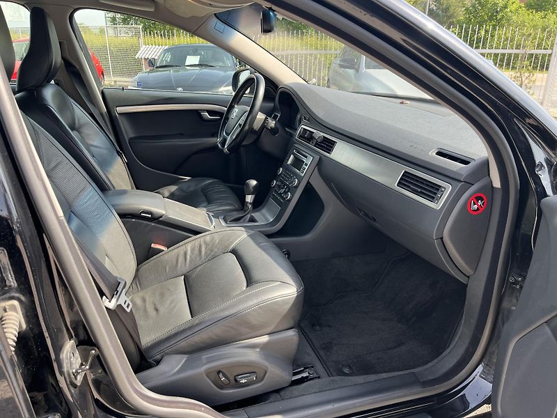 Volvo V70 (2009) 2.4D5 151KW REZERVACE! - fotka 16 z 21