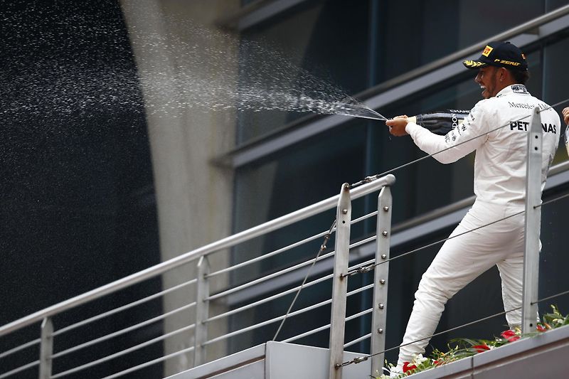 F1 2017 GP Číny - Lewis Hamilton (Mercedes) se svým týmem mechaniků a inženýrů