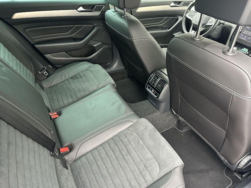 Volkswagen Passat Variant (2023) 2.0 TDI 4Motion DSG R-Line - fotka 11 z 35