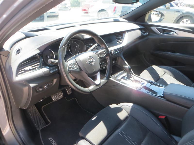 Opel Insignia 2,0 GSi 4x4 Sports Tourer AWD - fotka 17 z 31