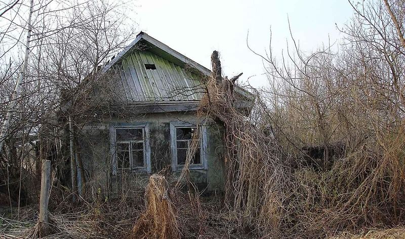 Na školních lavicích jsou stále knihy a učebnice přesně tak, jak je tam kdysi zanechali žáci.