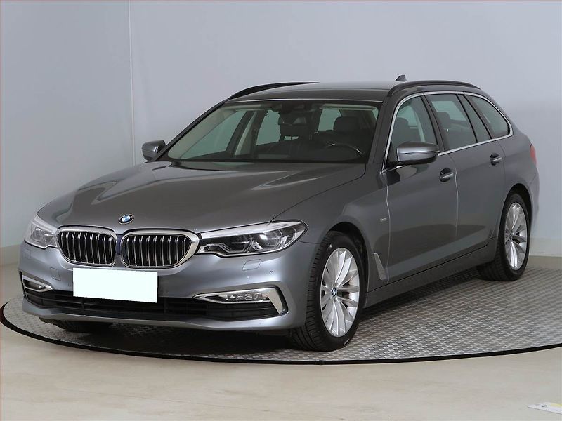 BMW Řada 5 (2017) Luxury Line 520d xDrive, 4X4 - fotka 2 z 24