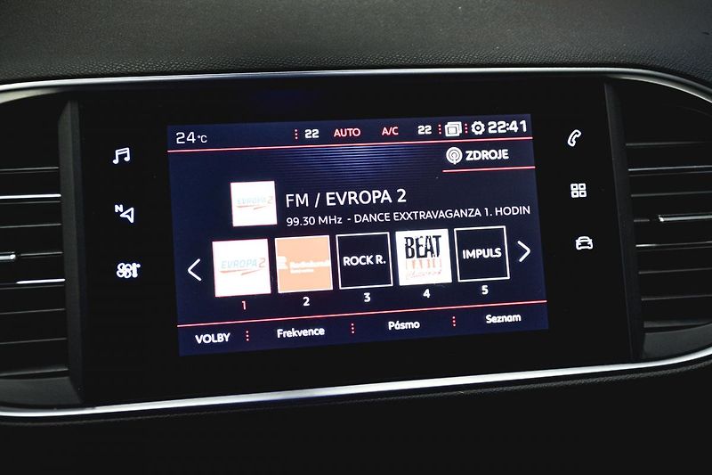 Peugeot 308 (2020) GT NAVI1.5 BlueHDi ČR 1MAJITEL - fotka 29 z 33