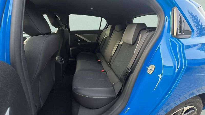 Opel Astra Edition HB 1.2 TURBO (96kW/130 - fotka 20 z 26