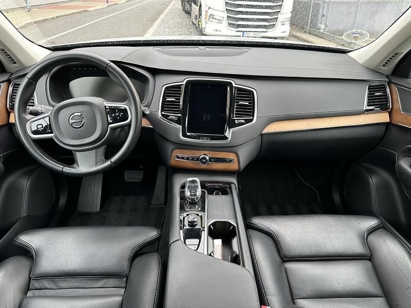 Volvo XC90 T8 plug-in hybrid Recharge - fotka 18 z 32