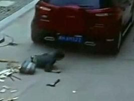 Čínského chlapce přejelo SUV, odešel po svých.