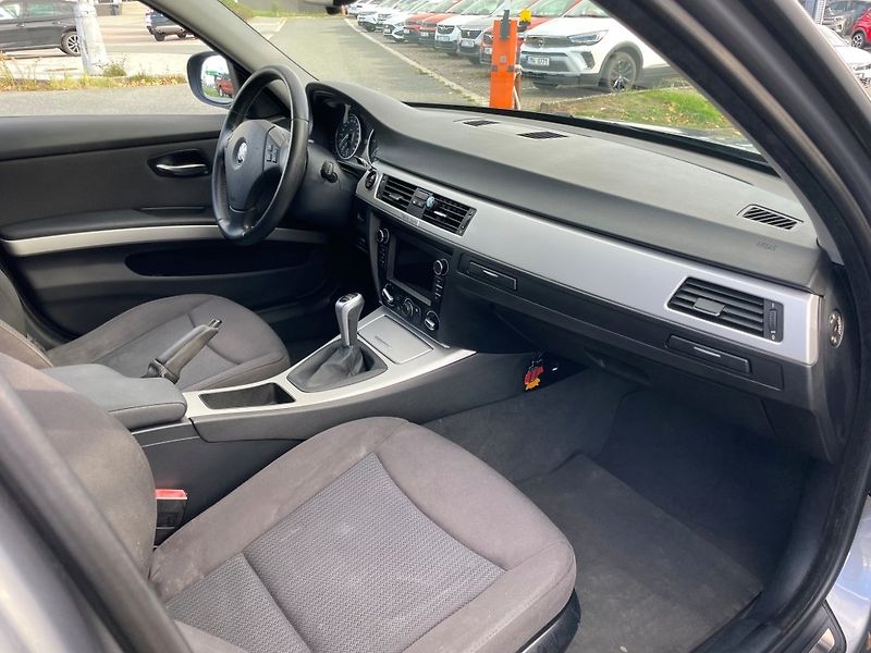 BMW Řada 3 320d Touring - fotka 12 z 30