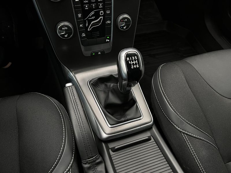 Volvo V40 D2 MOMENTUM - fotka 23 z 34