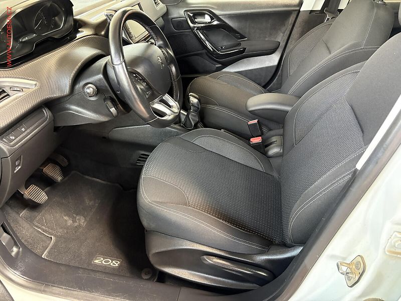 Peugeot 208 (2018) 1.2 PT, TechEdition, navi - fotka 9 z 16