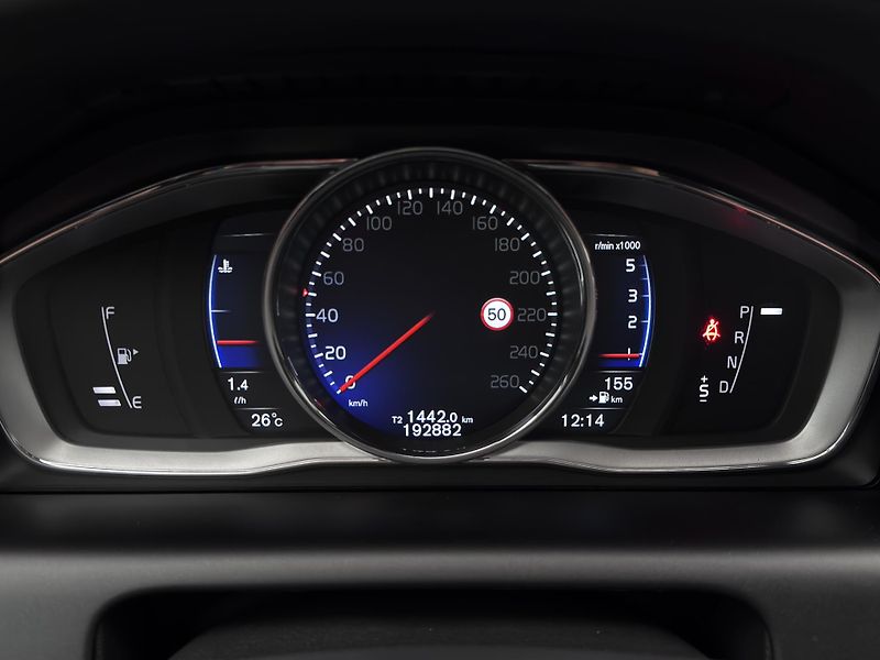 Volvo XC60 D4 R-DESIGN AUT RERERVACE - fotka 16 z 46