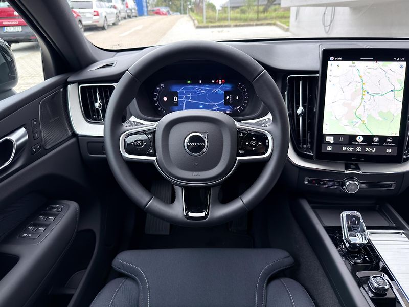 Volvo XC60 B5 AWD PLUS DARK // REZERVACE - fotka 20 z 49