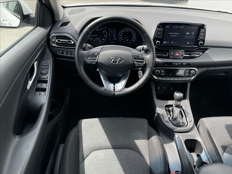 Hyundai i30 1,5 T-GDI AT7 Combi Smart PDC - fotka 7 z 19