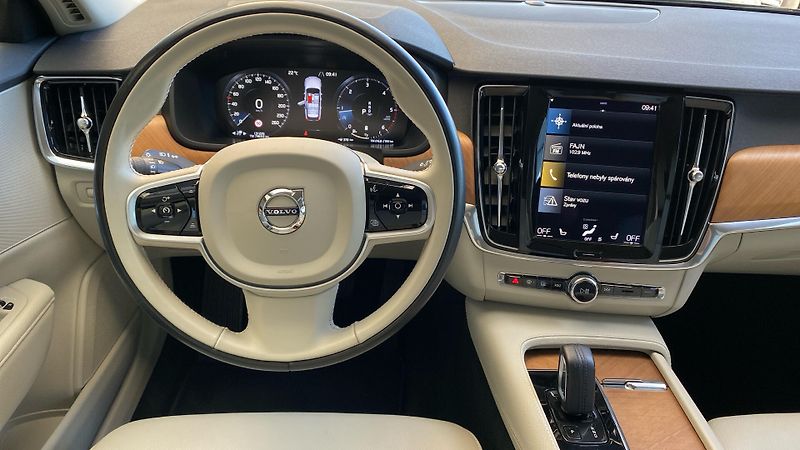 Volvo V90 MOMENTUM PRO, B4 AWD, 145+10 k - fotka 13 z 33