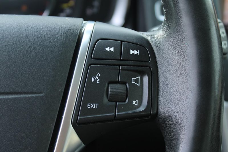 Volvo XC60 2.4 D4 140kW SUMMUM - fotka 16 z 27