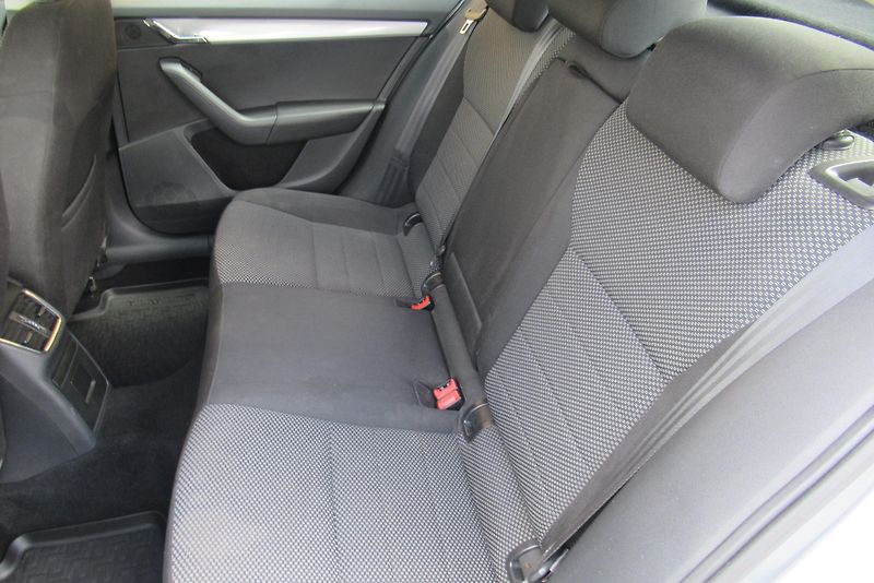 Škoda Octavia 1.6 TDi AUT.KLIMA ODPOČET DPH  - fotka 13 z 17