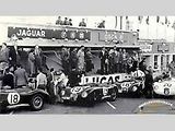 Vlevo na okraji druhý Jaguar C-Type s číslem 18.