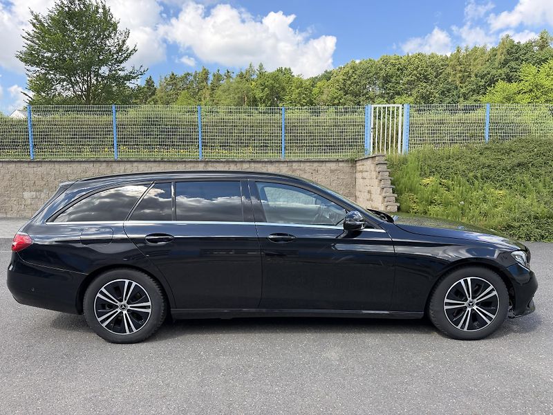 Mercedes-Benz Třídy E Kombi 220D 143kW 4MATIC  - fotka 5 z 21
