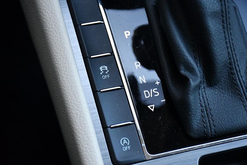 Škoda Superb 2.0TDi147kW STYL DSG 4X4 ČR 1M - fotka 26 z 42