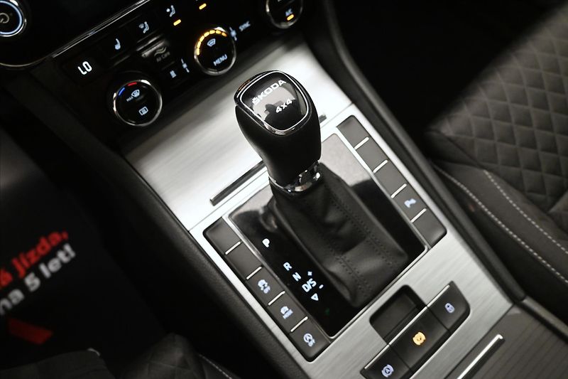 Škoda Superb 2,0 TDI 147 kW DSG 4x4 NEZ.TOP - fotka 22 z 30