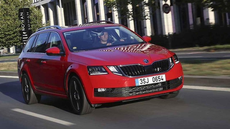 Verze Touring Sport zas přidává stylové doplňky, například 17“ kola z lehkých slitin.