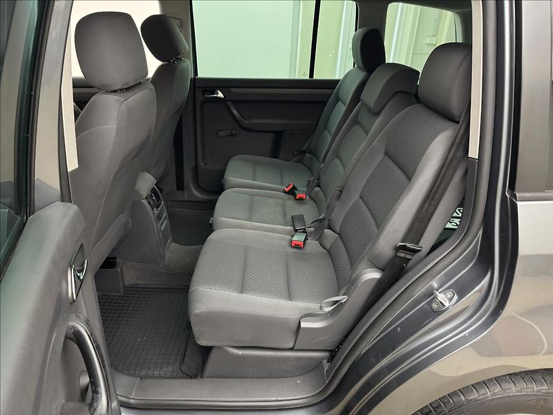 Volkswagen Touran 1,6 i 75kW AC NOVÉ PRAHY APOD. - fotka 24 z 29