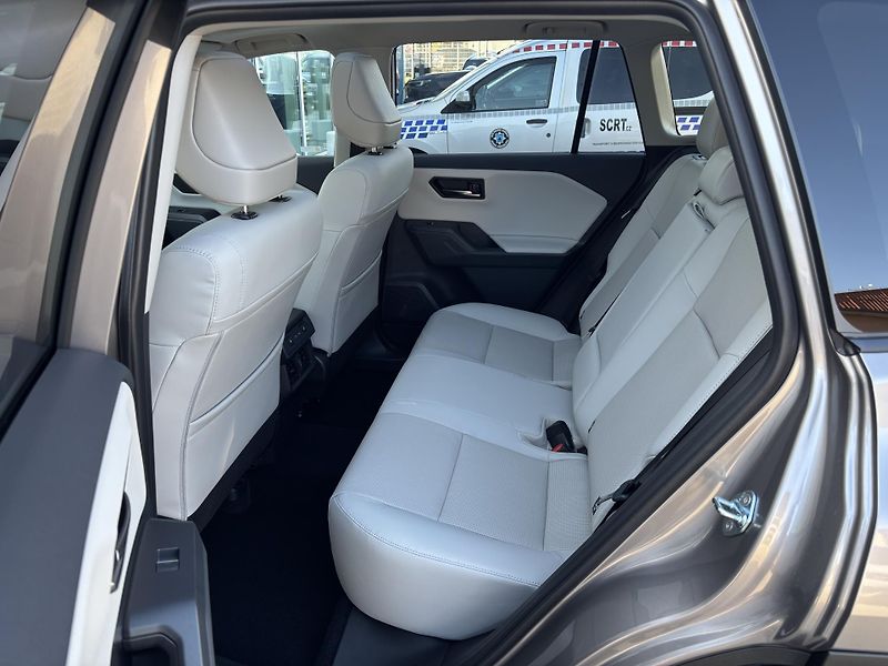 Toyota RAV4 (2026) EXECUTIVE Skyview 2,5 PHEV 4x4 - fotka 8 z 14